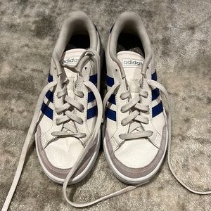 Boys Adidas sneakers size 5 in excellent condition